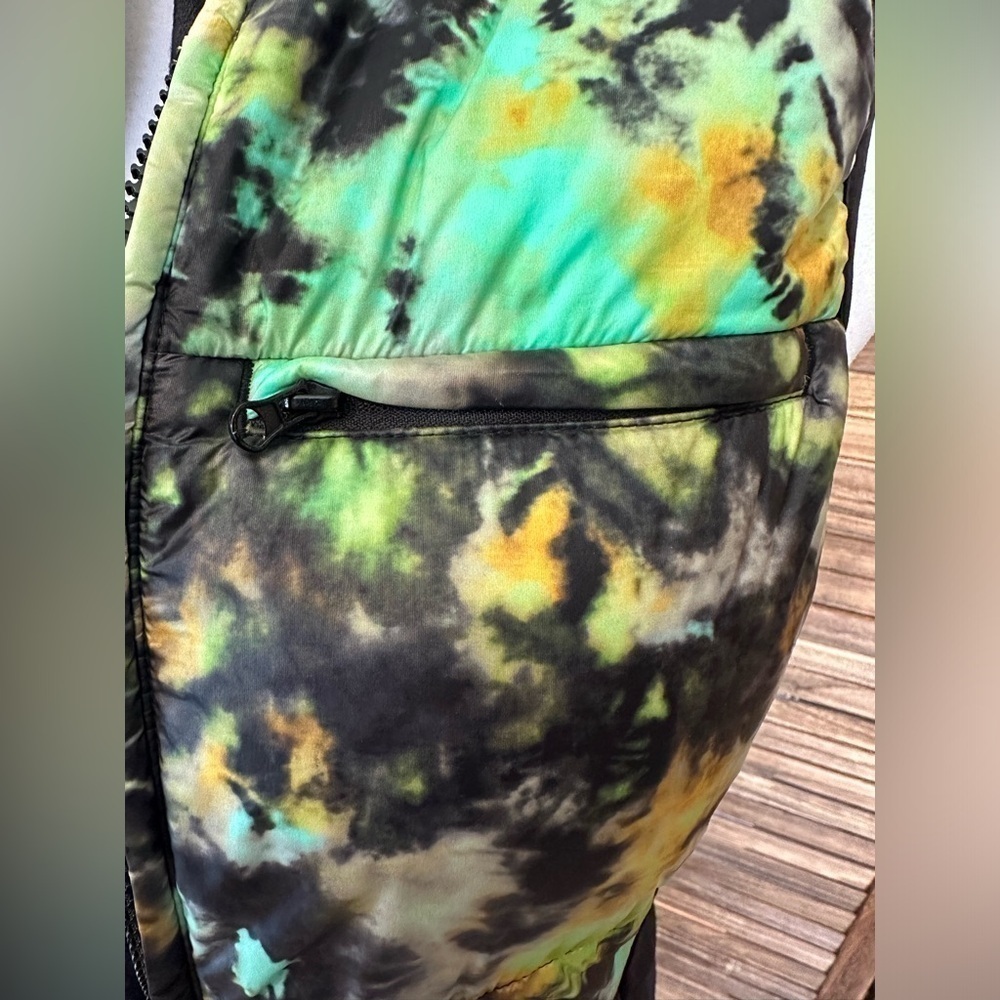 Fabletics Elliot Packable Puff Vest Tie Dye Trip - Picture 6 of 13